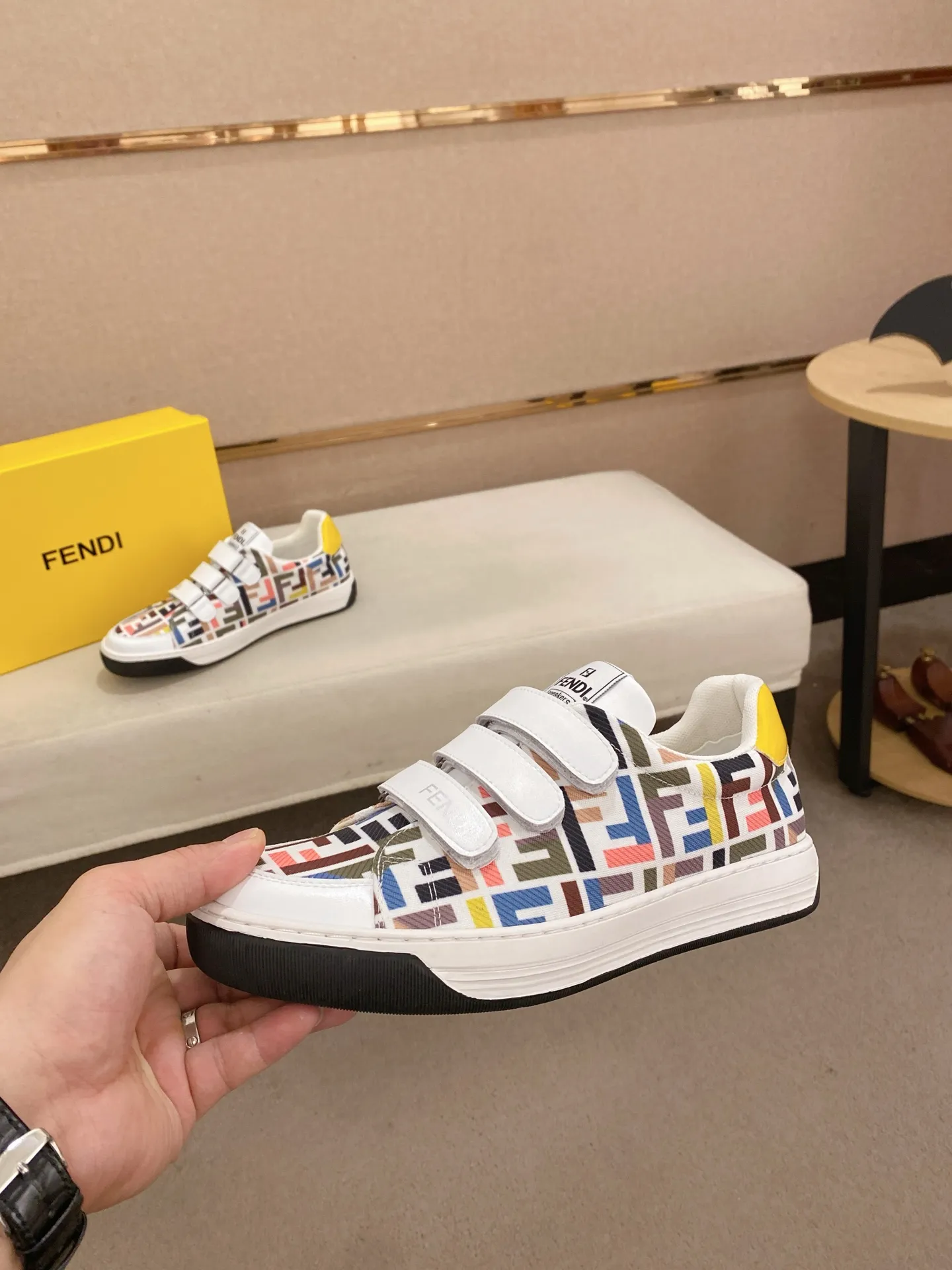 Men's shoes 💰 400💰 (FENDI) New high-top 👊🏻 upper 🇮🇹 imported cowhide fabric 🇩🇪 lining imported sheepskin lining. The original outsole is molded to highlight the identity of every man, and the upper foot is stable and stable🚶🏻🚶🏻The high-end custom counters reproduce the original version📯No matter the wind or rain, the shoe last remains unchanged and can withstand the verification of time🔍️,🔵 Size: 38-44 (45 is custom-made and cannot be returned or exchanged